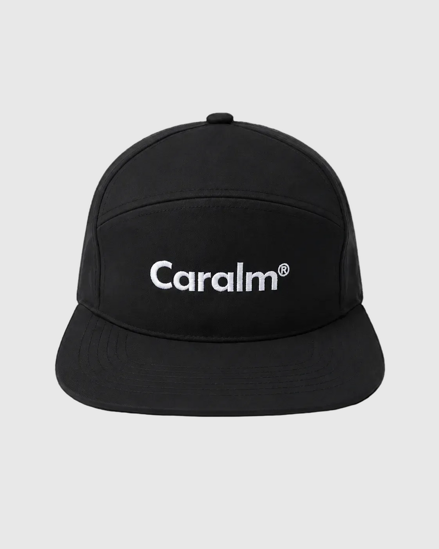 Gorra técnica negra CARALM ATHLETICS — vista frontal y diseño CARALM